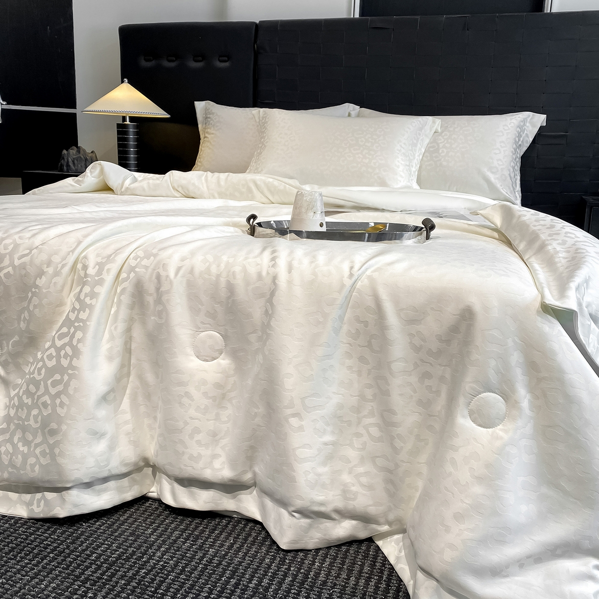 91家纺网 家纺一手货源 找家纺 金阳光家纺 2026新款A类水洗真丝天丝提花高奢豹纹系列夏被夏凉被空调被夏被四件套 豹纹-米白