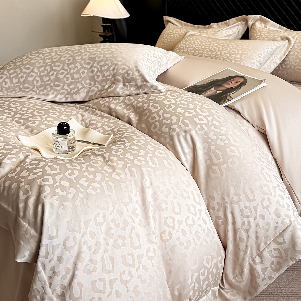 91家纺网 家纺一手货源 找家纺 金阳光家纺 2026春夏新款A类水洗真丝天丝高奢提花豹纹四件套 豹纹-香槟色