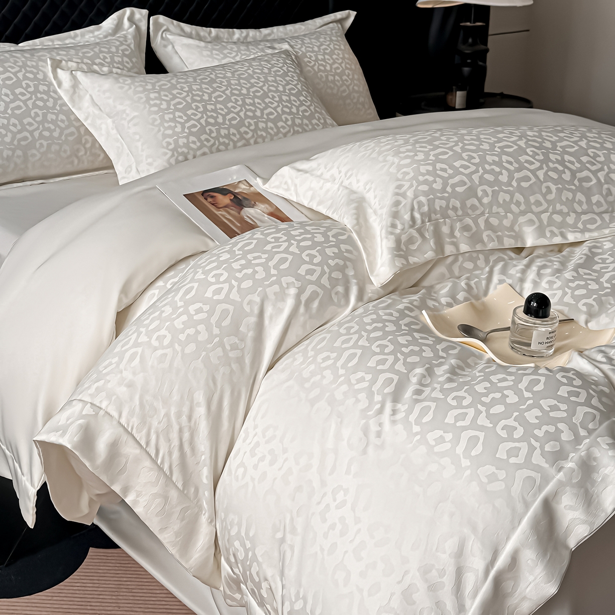 91家纺网 家纺一手货源 找家纺 金阳光家纺 2026春夏新款A类水洗真丝天丝高奢提花豹纹四件套 豹纹-米白