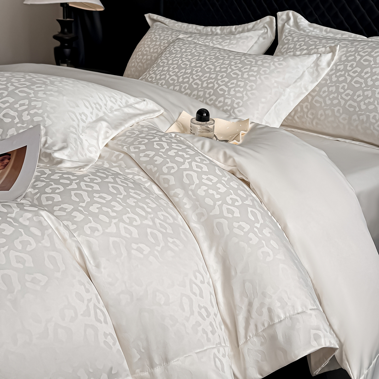 91家纺网 家纺一手货源 找家纺 金阳光家纺 2026春夏新款A类水洗真丝天丝高奢提花豹纹四件套 豹纹-米白