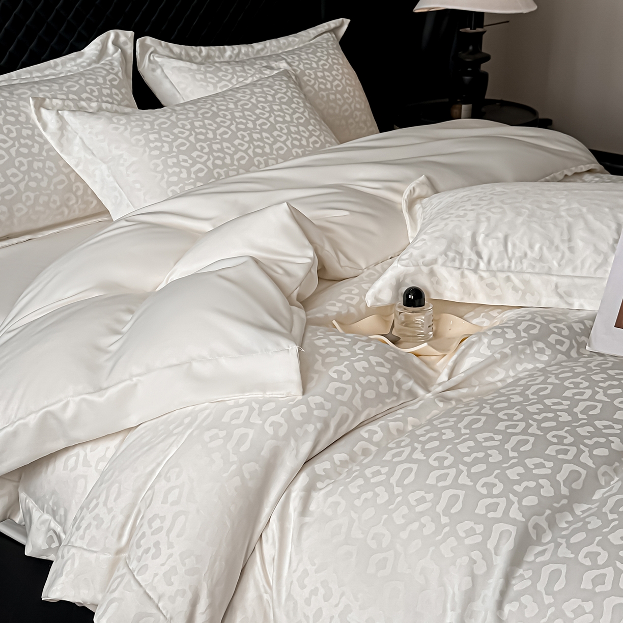 91家纺网 家纺一手货源 找家纺 金阳光家纺 2026春夏新款A类水洗真丝天丝高奢提花豹纹四件套 豹纹-米白