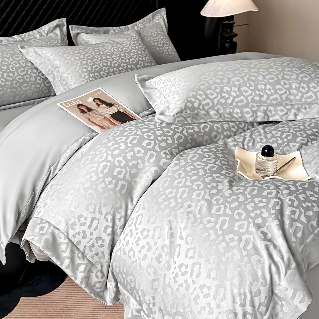 91家纺网 家纺一手货源 找家纺 金阳光家纺 2026春夏新款A类水洗真丝天丝高奢提花豹纹四件套 豹纹-浅灰