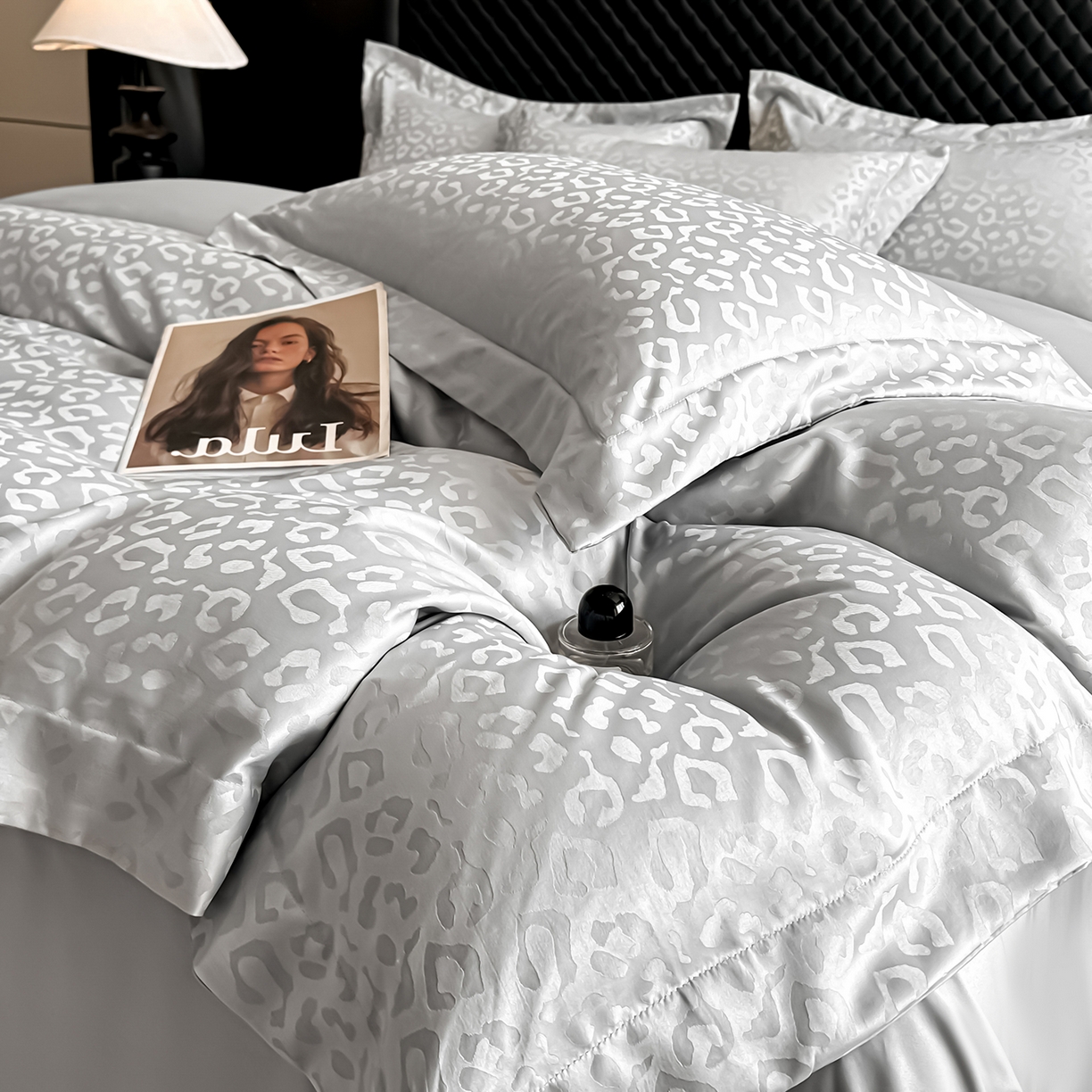 91家纺网 家纺一手货源 找家纺 金阳光家纺 2026春夏新款A类水洗真丝天丝高奢提花豹纹四件套 豹纹-浅灰