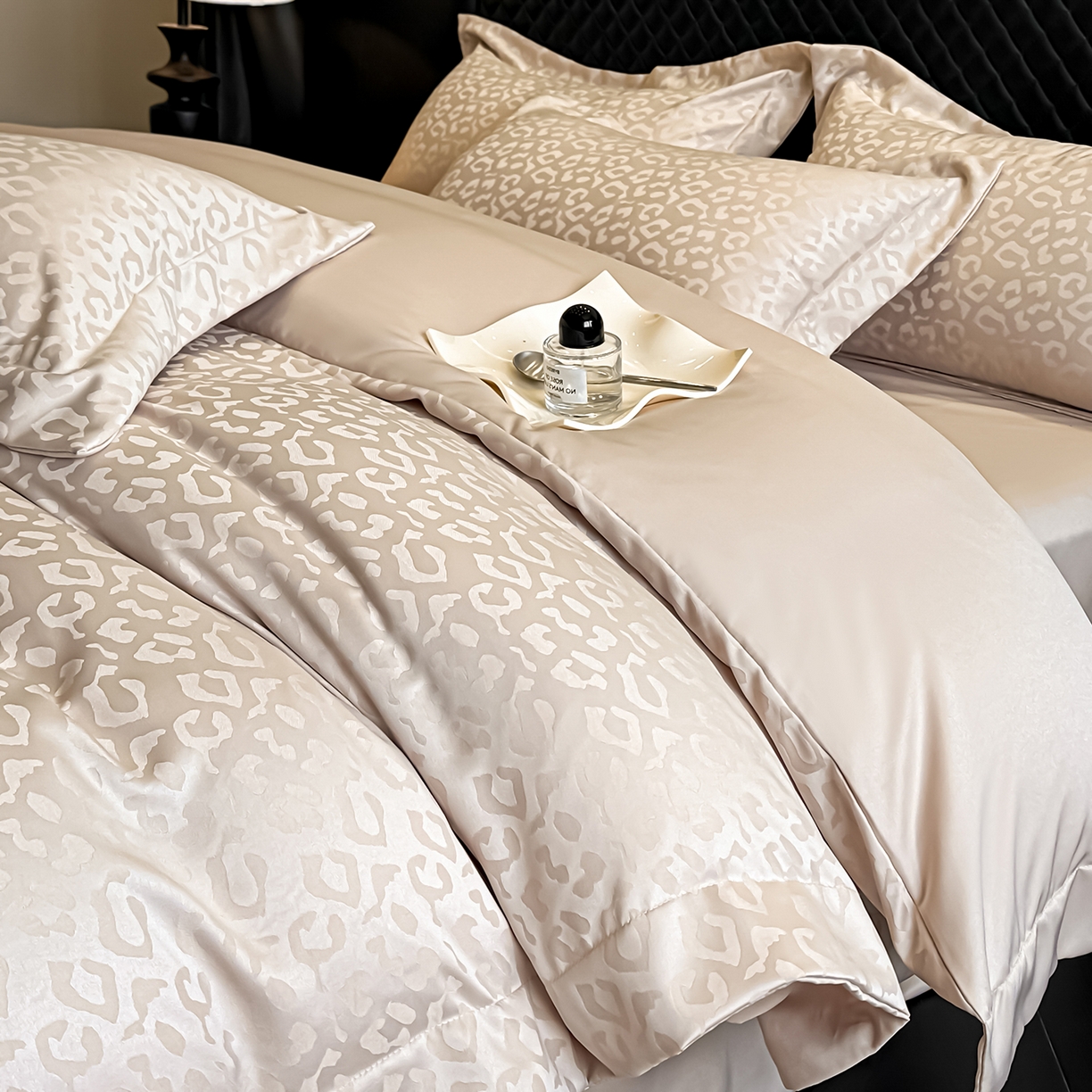 91家纺网 家纺一手货源 找家纺 金阳光家纺 2026春夏新款A类水洗真丝天丝高奢提花豹纹四件套 豹纹-香槟色