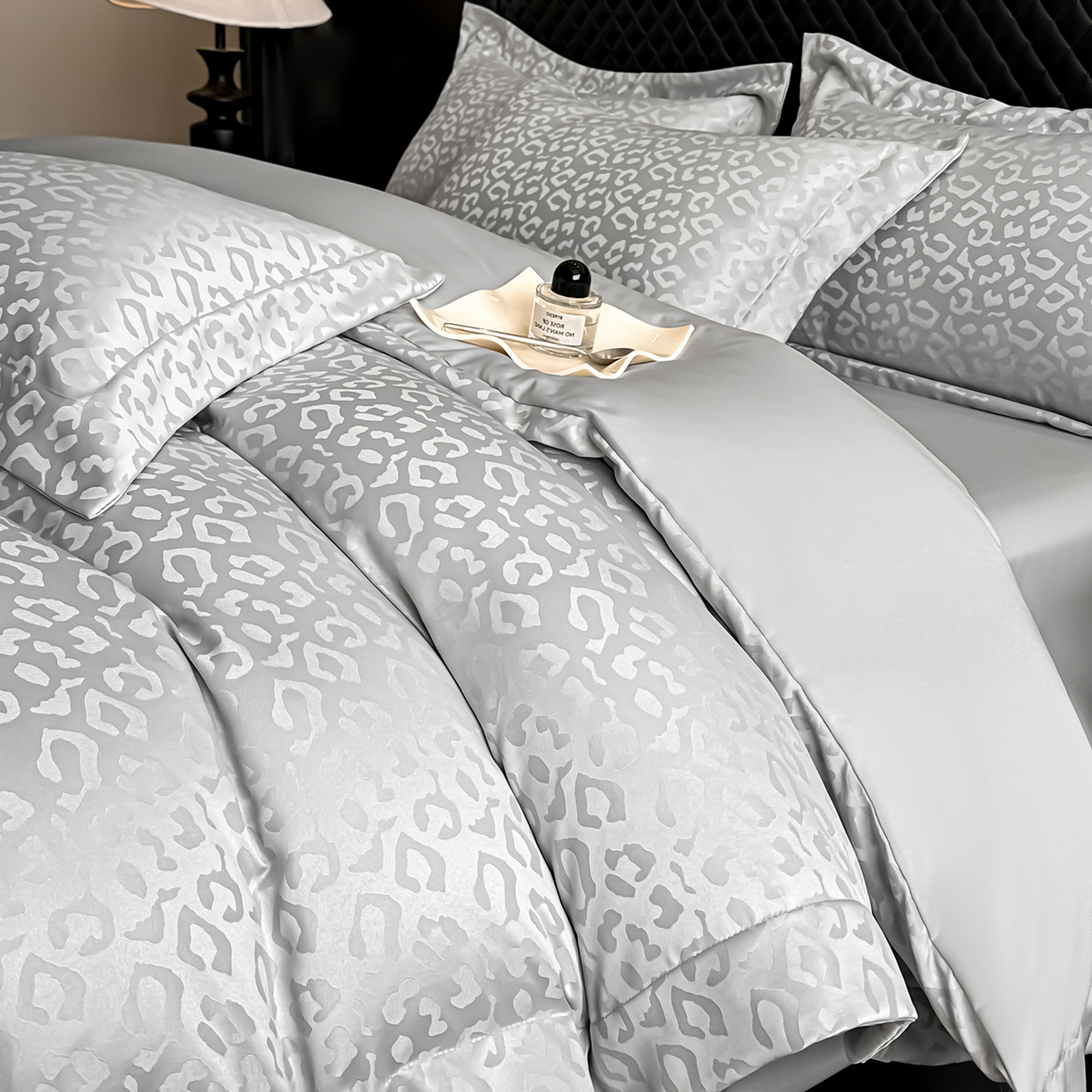 91家纺网 家纺一手货源 找家纺 金阳光家纺 2026春夏新款A类水洗真丝天丝高奢提花豹纹四件套 豹纹-浅灰