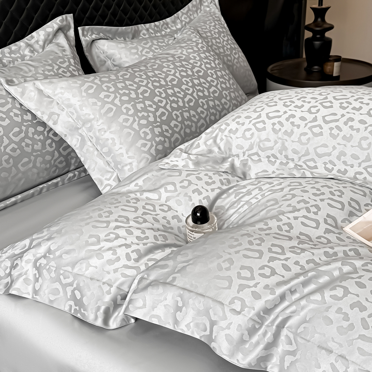 91家纺网 家纺一手货源 找家纺 金阳光家纺 2026春夏新款A类水洗真丝天丝高奢提花豹纹四件套 豹纹-浅灰