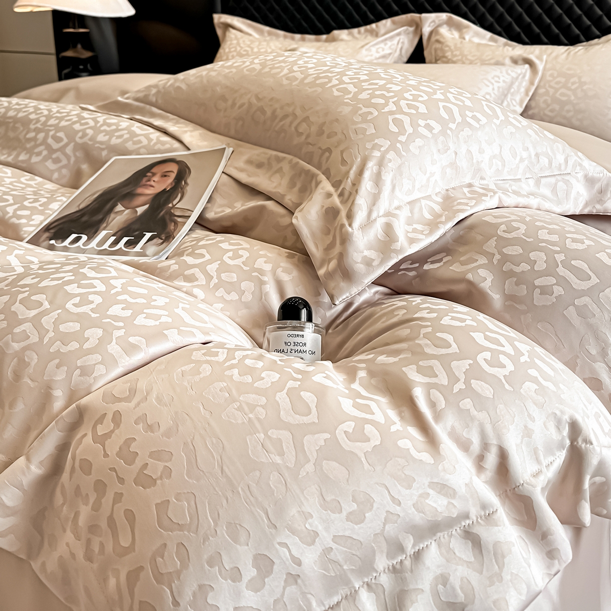 91家纺网 家纺一手货源 找家纺 金阳光家纺 2026春夏新款A类水洗真丝天丝高奢提花豹纹四件套 豹纹-香槟色