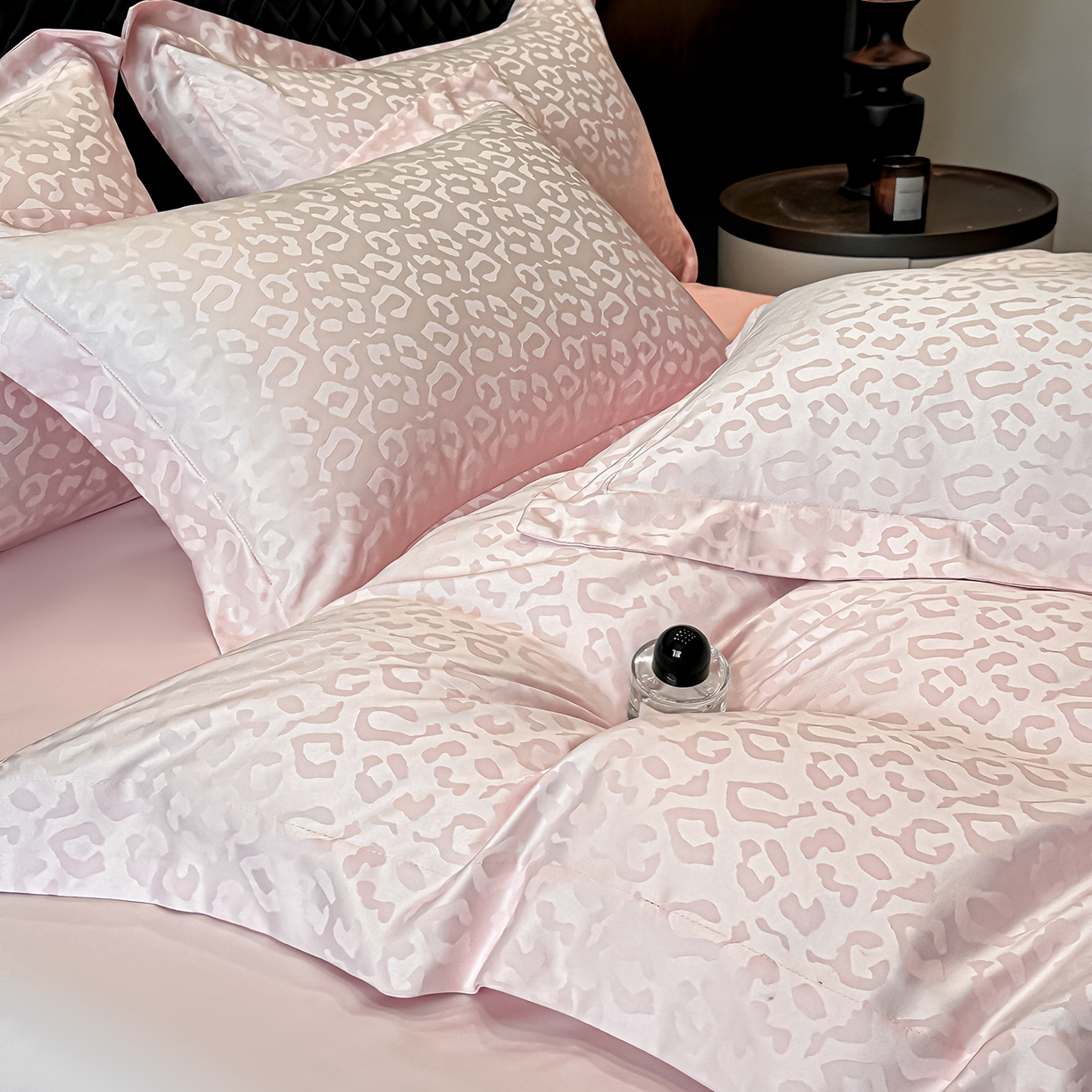 91家纺网 家纺一手货源 找家纺 金阳光家纺 2026春夏新款A类水洗真丝天丝高奢提花豹纹四件套 豹纹-粉