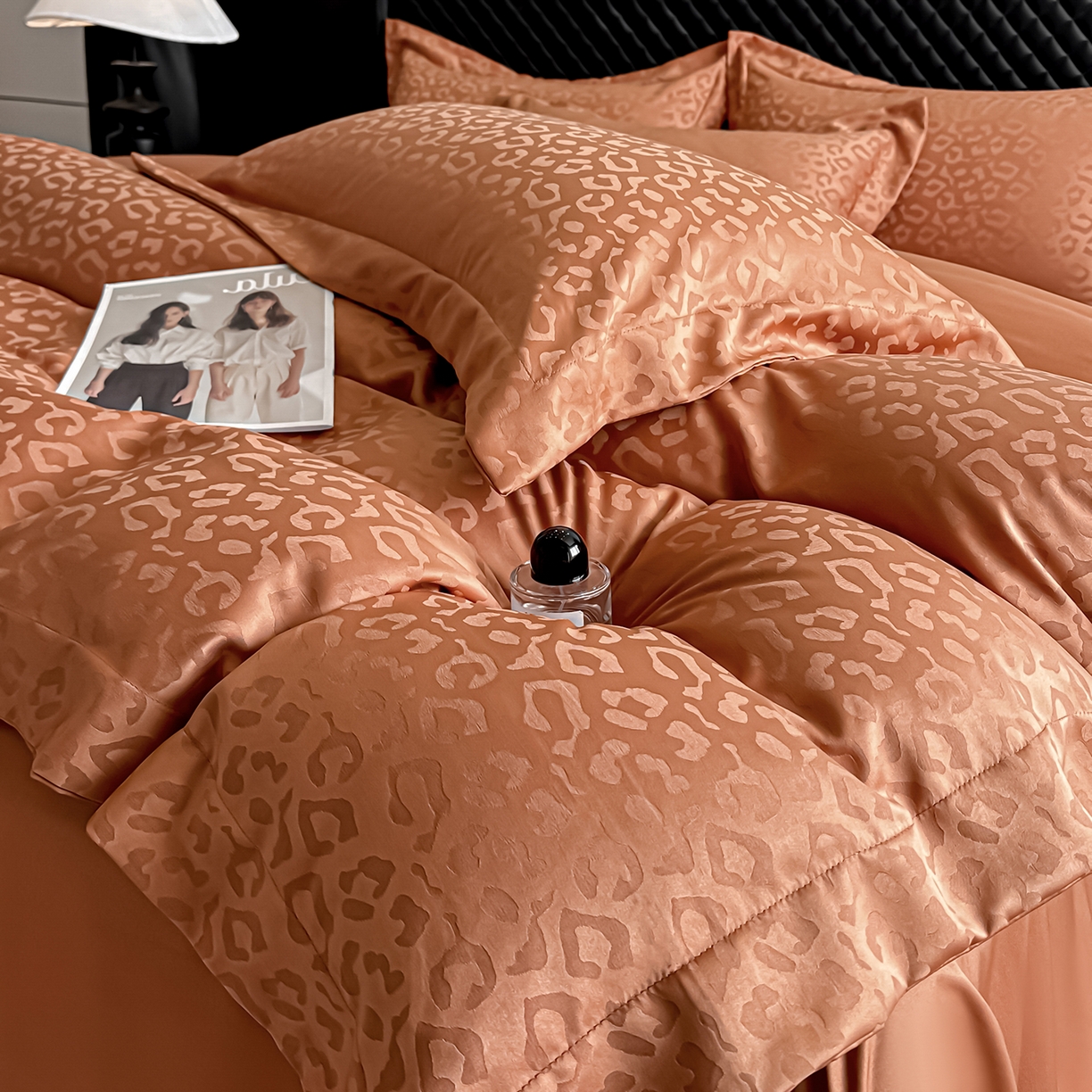 91家纺网 家纺一手货源 找家纺 金阳光家纺 2026春夏新款A类水洗真丝天丝高奢提花豹纹四件套 豹纹-橙色