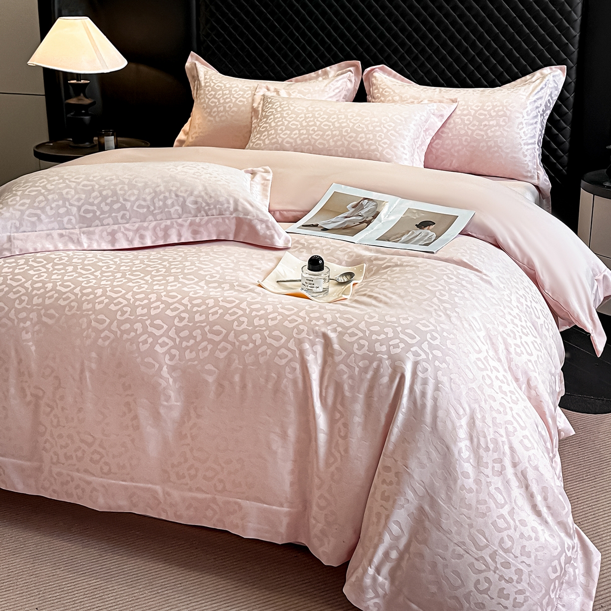 91家纺网 家纺一手货源 找家纺 金阳光家纺 2026春夏新款A类水洗真丝天丝高奢提花豹纹四件套 豹纹-粉