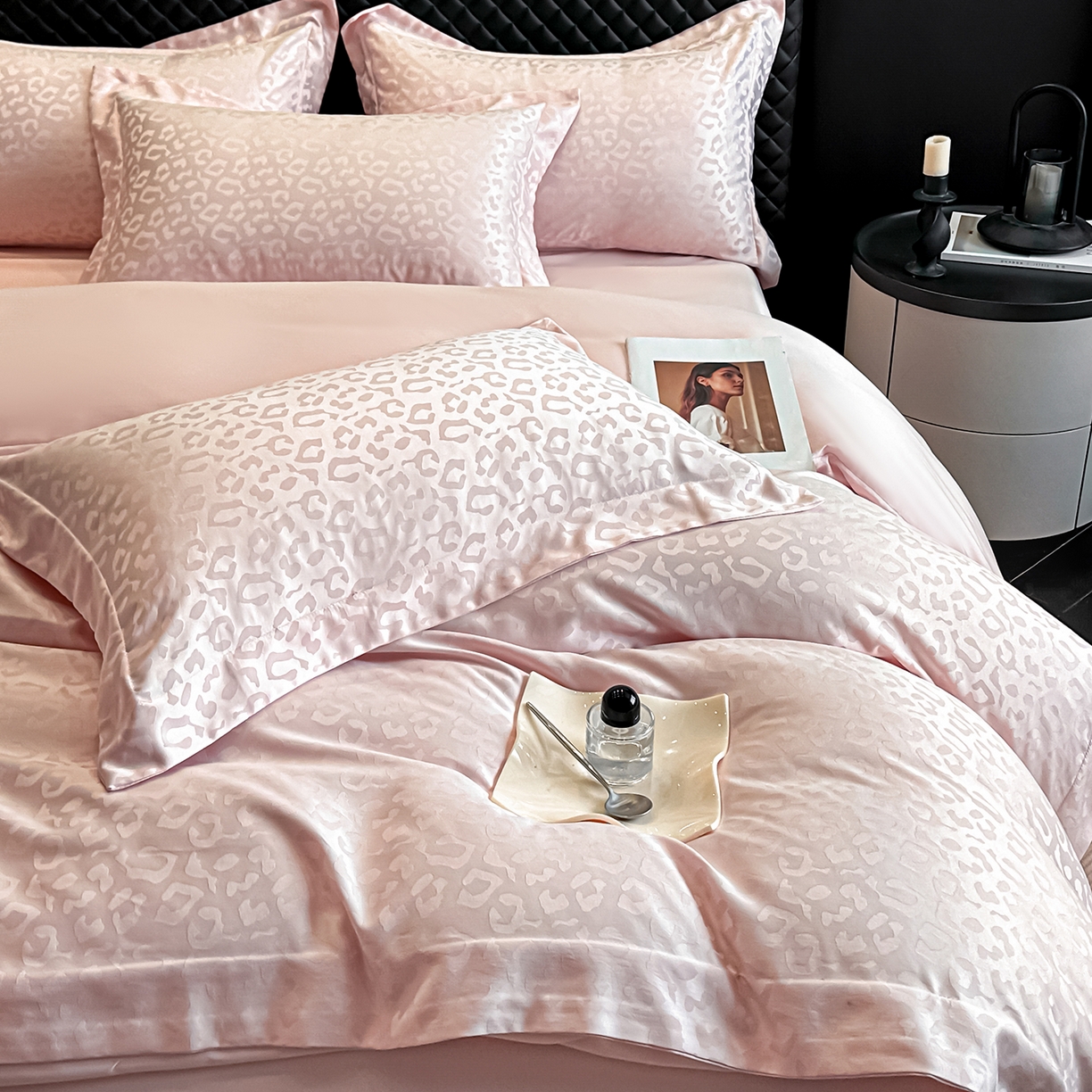 91家纺网 家纺一手货源 找家纺 金阳光家纺 2026春夏新款A类水洗真丝天丝高奢提花豹纹四件套 豹纹-粉