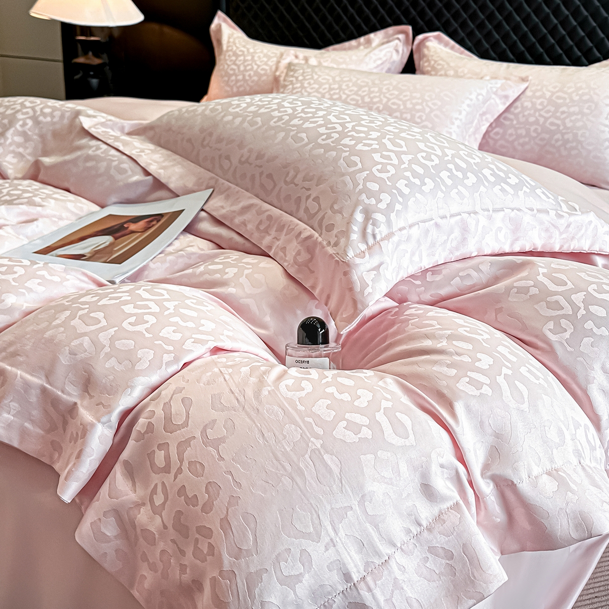 91家纺网 家纺一手货源 找家纺 金阳光家纺 2026春夏新款A类水洗真丝天丝高奢提花豹纹四件套 豹纹-粉