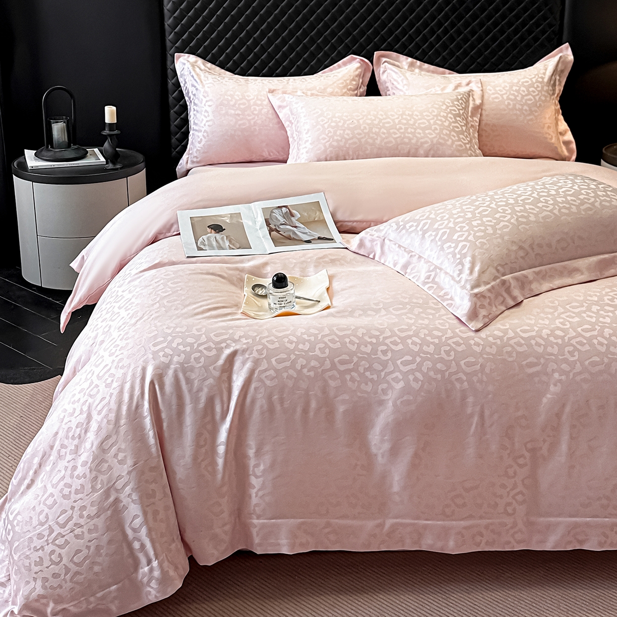 91家纺网 家纺一手货源 找家纺 金阳光家纺 2026春夏新款A类水洗真丝天丝高奢提花豹纹四件套 豹纹-粉