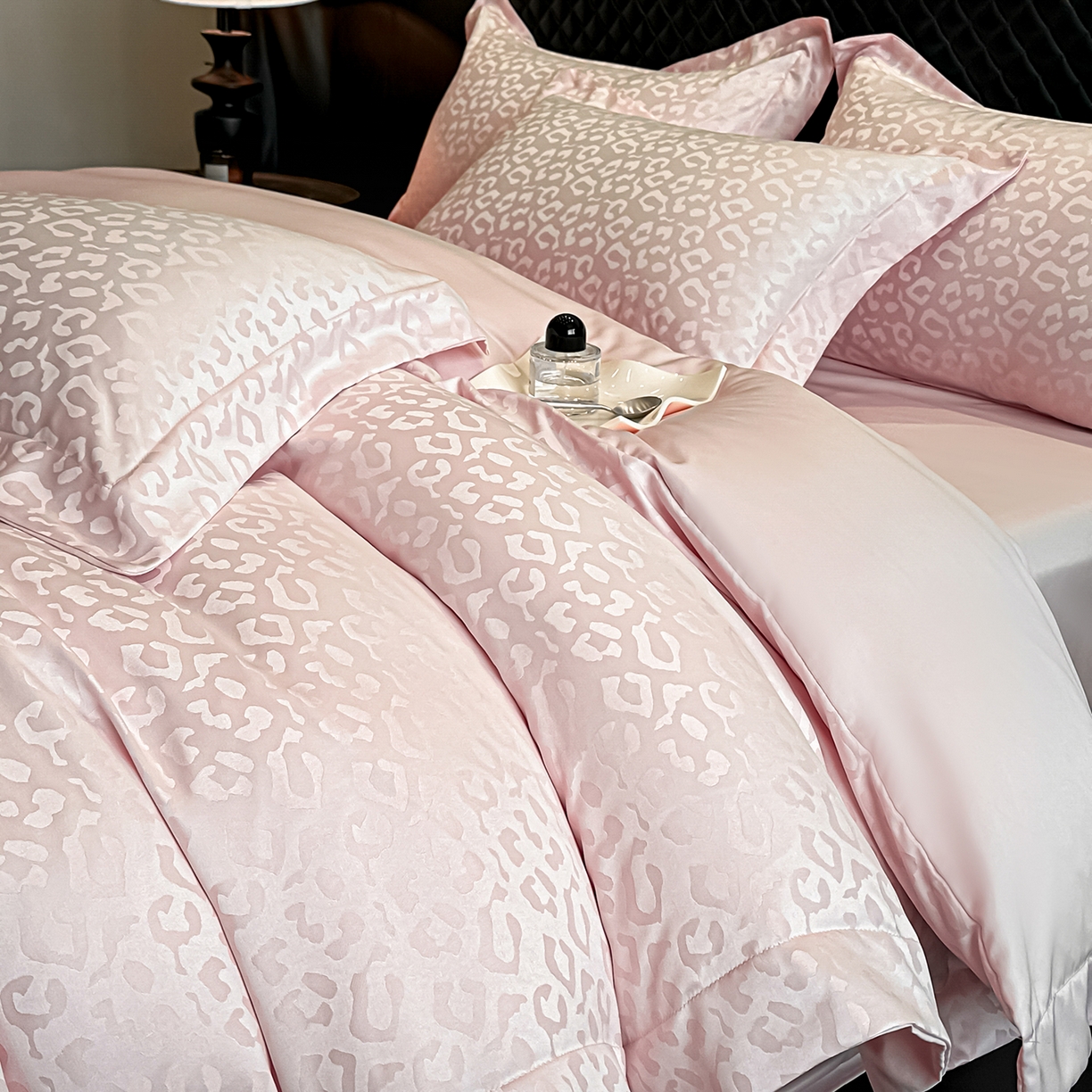 91家纺网 家纺一手货源 找家纺 金阳光家纺 2026春夏新款A类水洗真丝天丝高奢提花豹纹四件套 豹纹-粉