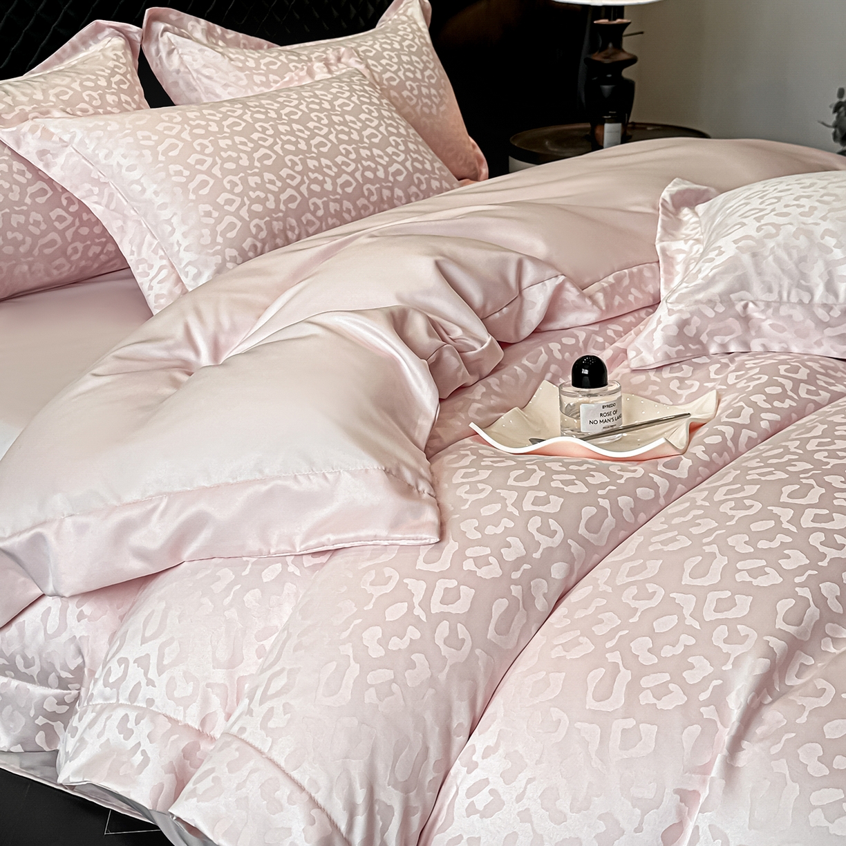 91家纺网 家纺一手货源 找家纺 金阳光家纺 2026春夏新款A类水洗真丝天丝高奢提花豹纹四件套 豹纹-粉