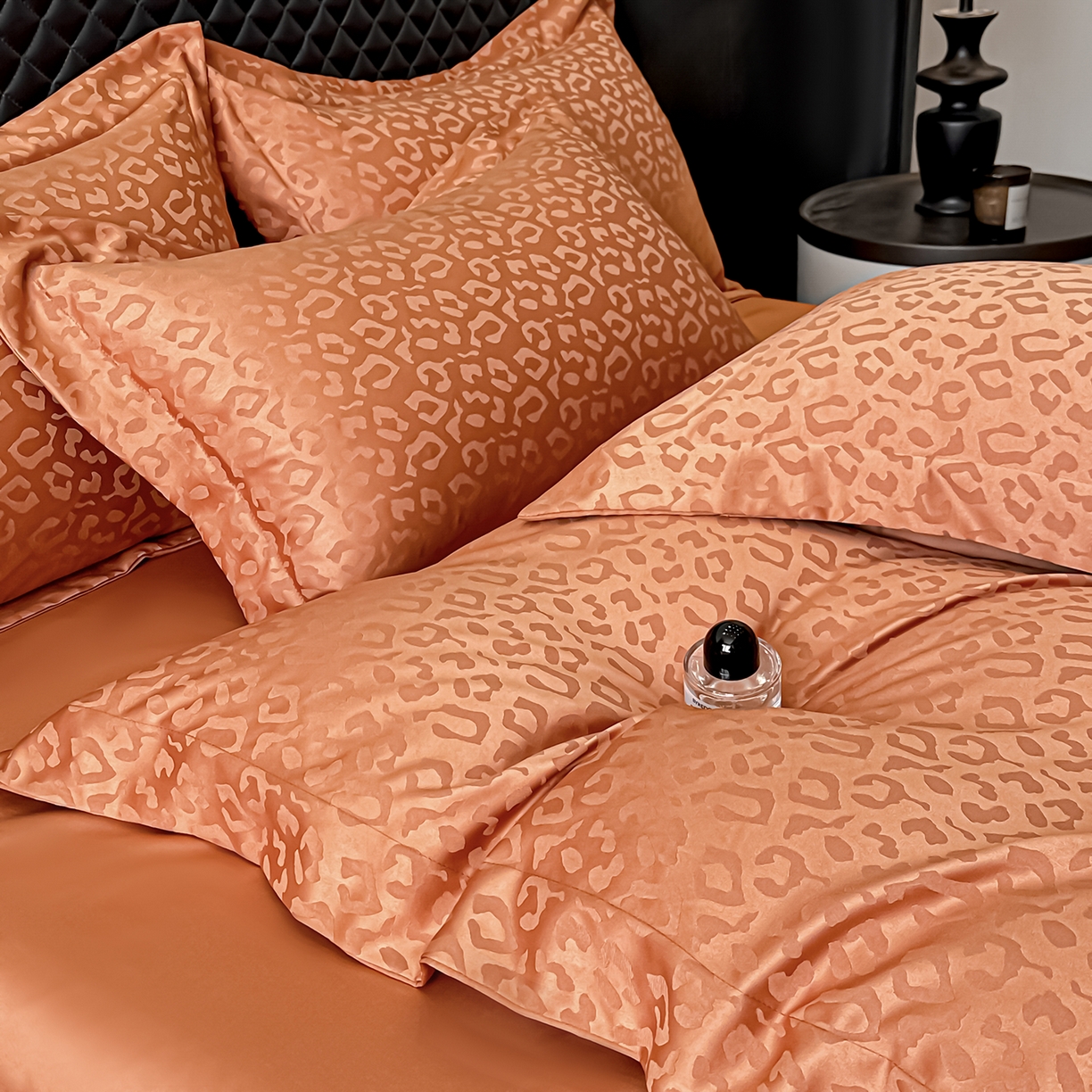 91家纺网 家纺一手货源 找家纺 金阳光家纺 2026春夏新款A类水洗真丝天丝高奢提花豹纹四件套 豹纹-橙色