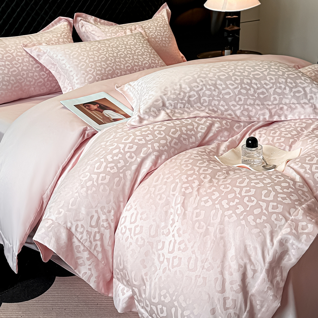 91家纺网 家纺一手货源 找家纺 金阳光家纺 2026春夏新款A类水洗真丝天丝高奢提花豹纹四件套 豹纹-粉