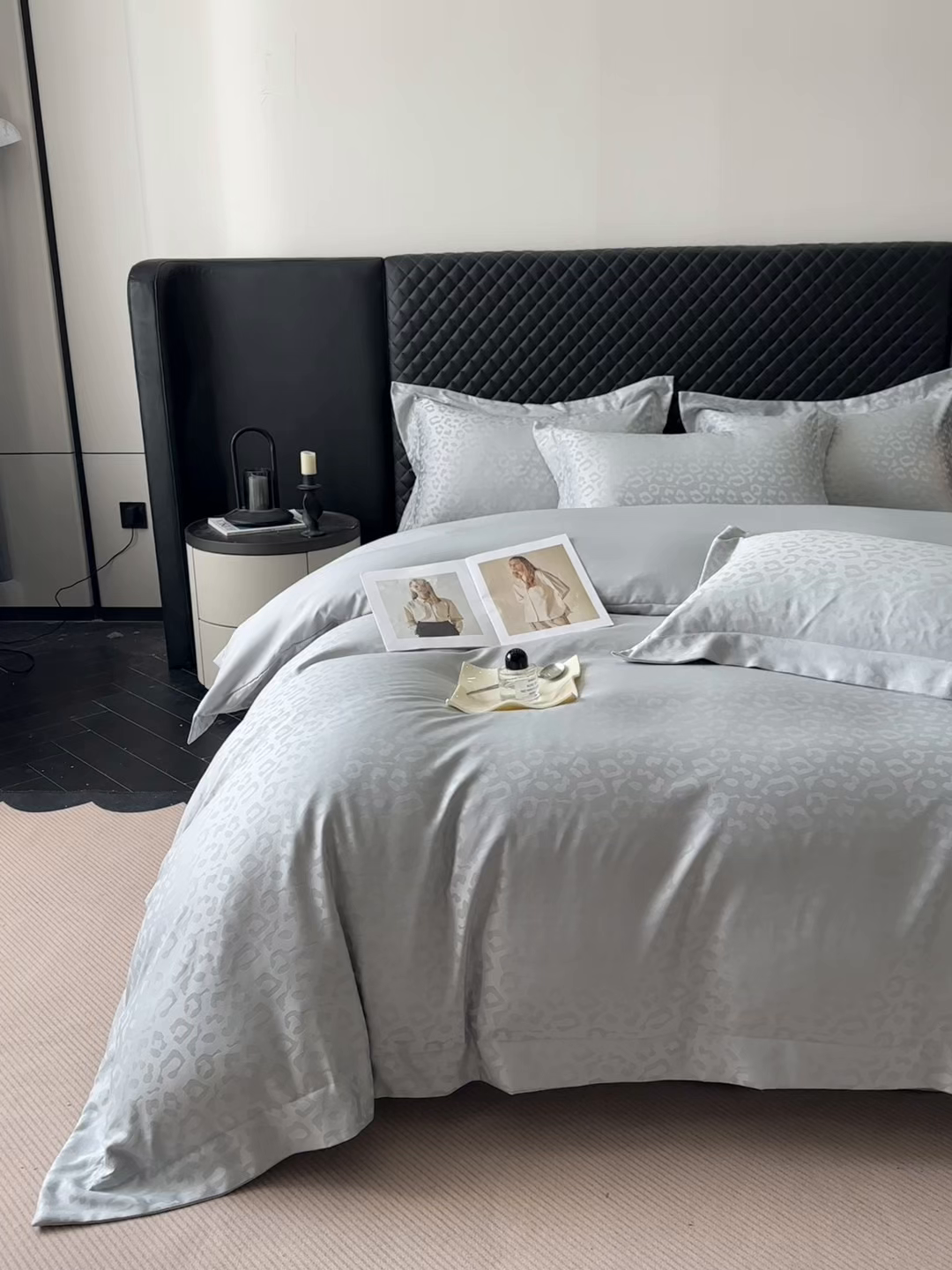 91家纺网 家纺一手货源 找家纺 金阳光家纺 2026春夏新款A类水洗真丝天丝高奢提花豹纹四件套 豹纹-浅灰