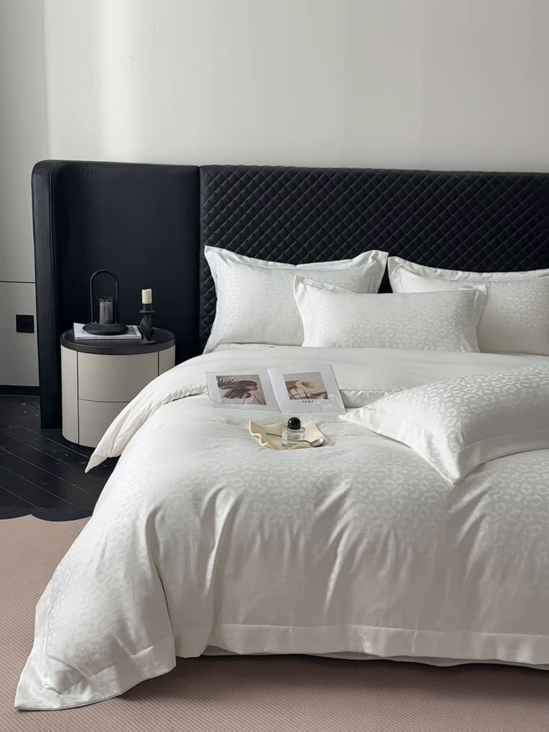 91家纺网 家纺一手货源 找家纺 金阳光家纺 2026春夏新款A类水洗真丝天丝高奢提花豹纹四件套 豹纹-米白