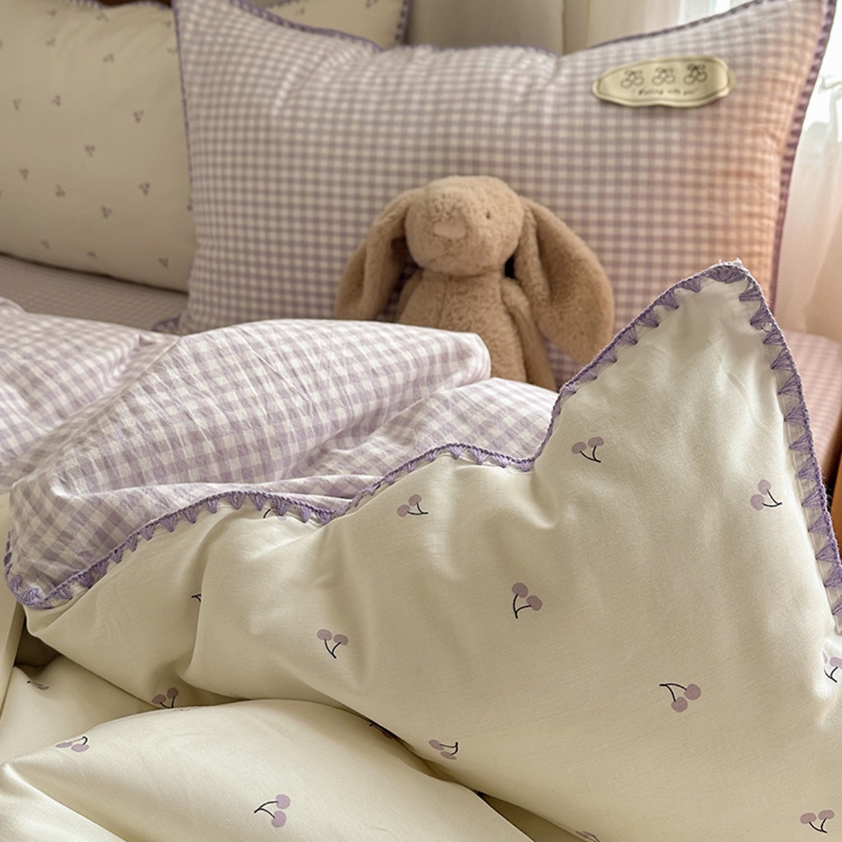 91家纺网 家纺一手货源 找家纺 桃子家居 2026新款小清新A类全棉纯棉水洗棉色织混搭四件套甜心樱桃 棉三角针-甜心樱桃紫