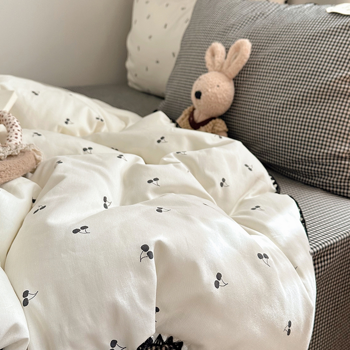 91家纺网 家纺一手货源 找家纺 桃子家居 2026新款小清新A类全棉纯棉水洗棉色织混搭四件套甜心樱桃 棉三角针-甜心樱桃黑格