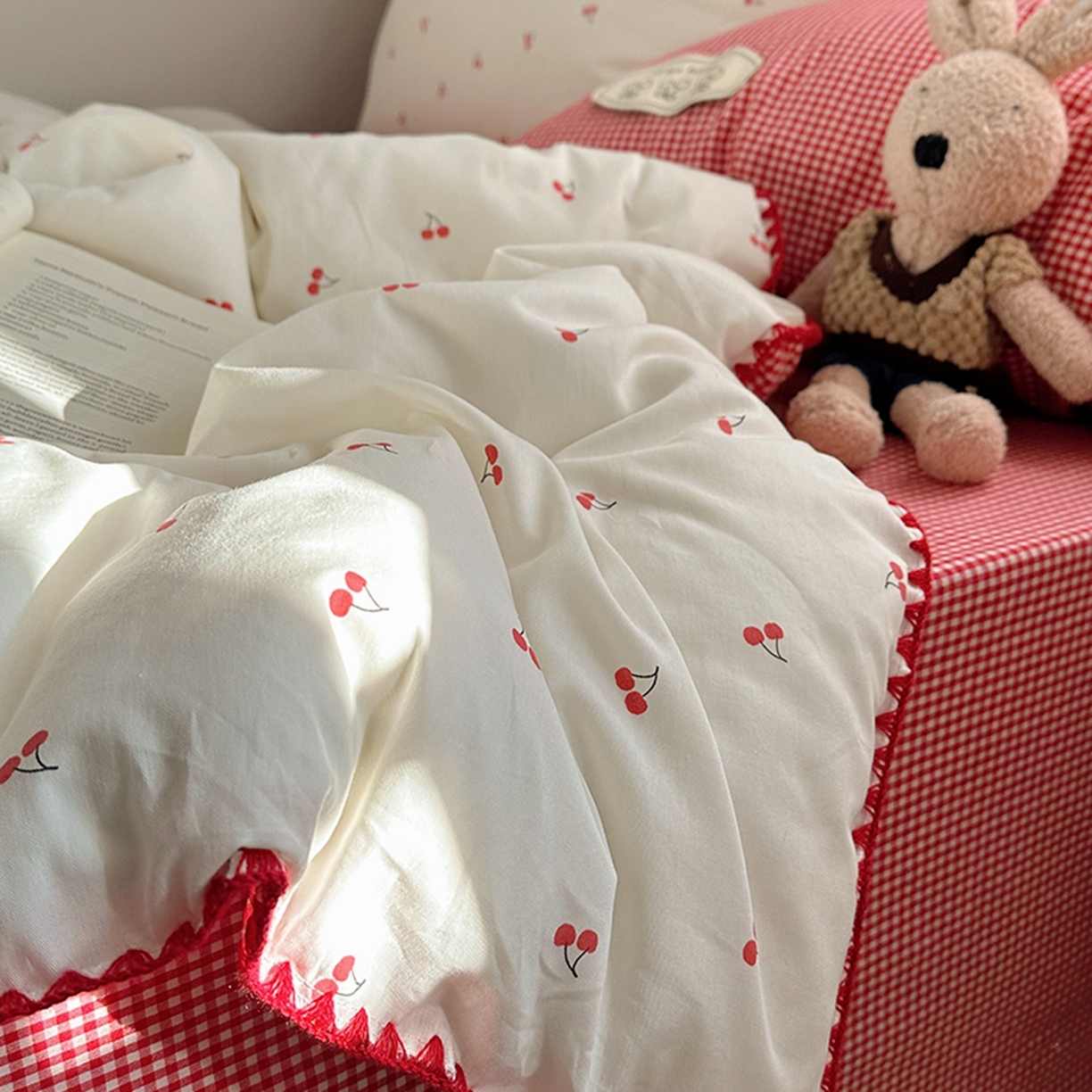 91家纺网 家纺一手货源 找家纺 桃子家居 2026新款小清新A类全棉纯棉水洗棉色织混搭四件套甜心樱桃 棉三角针-甜心樱桃红