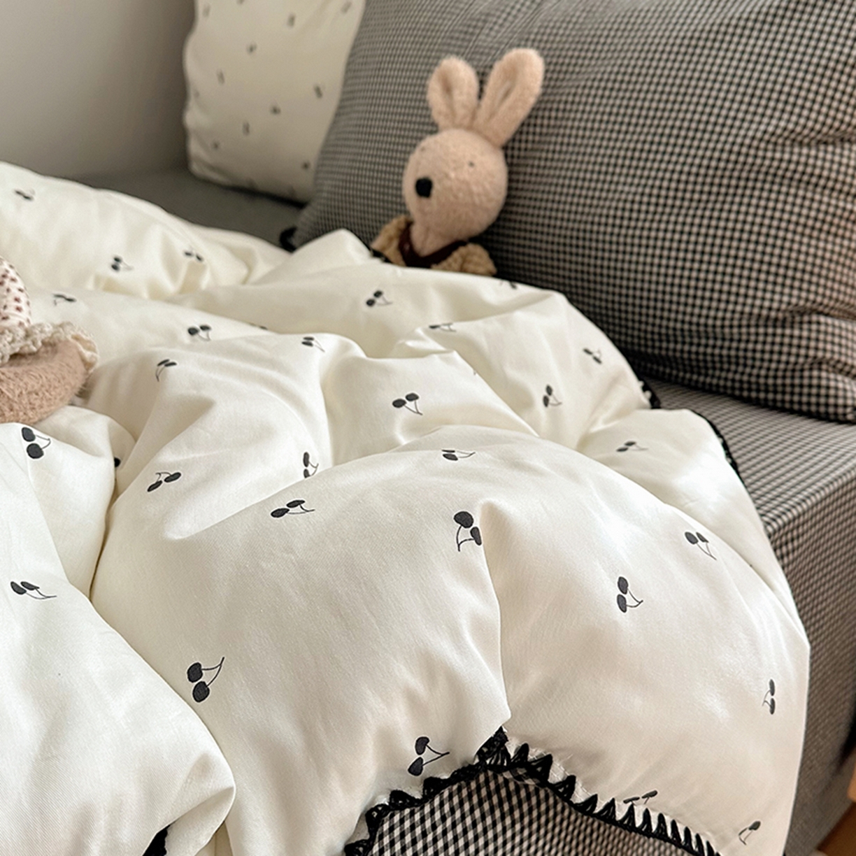 91家纺网 家纺一手货源 找家纺 桃子家居 2026新款小清新A类全棉纯棉水洗棉色织混搭四件套甜心樱桃 棉三角针-甜心樱桃黑格