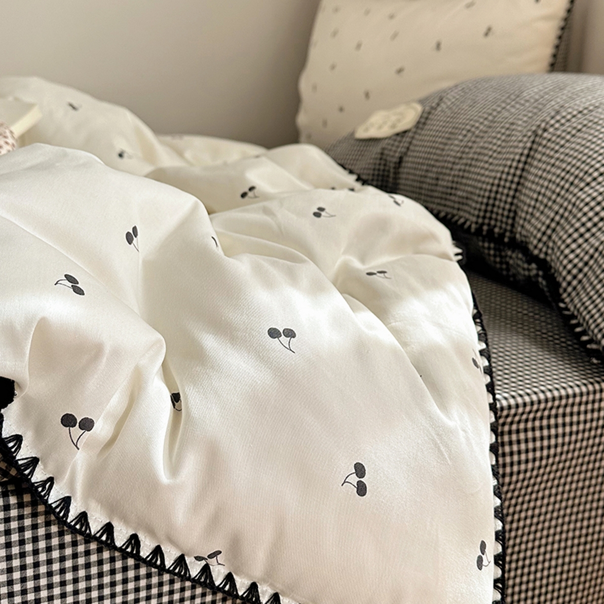 91家纺网 家纺一手货源 找家纺 桃子家居 2026新款小清新A类全棉纯棉水洗棉色织混搭四件套甜心樱桃 棉三角针-甜心樱桃黑格