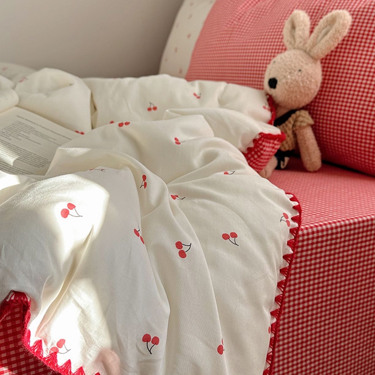 91家纺网 家纺一手货源 找家纺 桃子家居 2026新款小清新A类全棉纯棉水洗棉色织混搭四件套甜心樱桃 棉三角针-甜心樱桃红