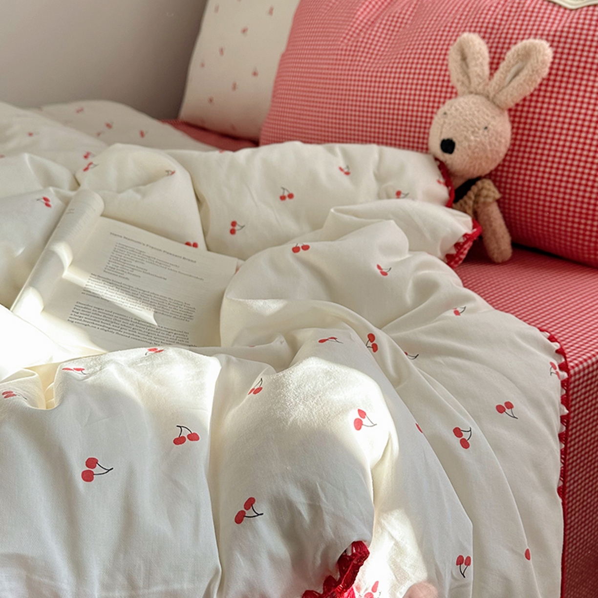 91家纺网 家纺一手货源 找家纺 桃子家居 2026新款小清新A类全棉纯棉水洗棉色织混搭四件套甜心樱桃 棉三角针-甜心樱桃红