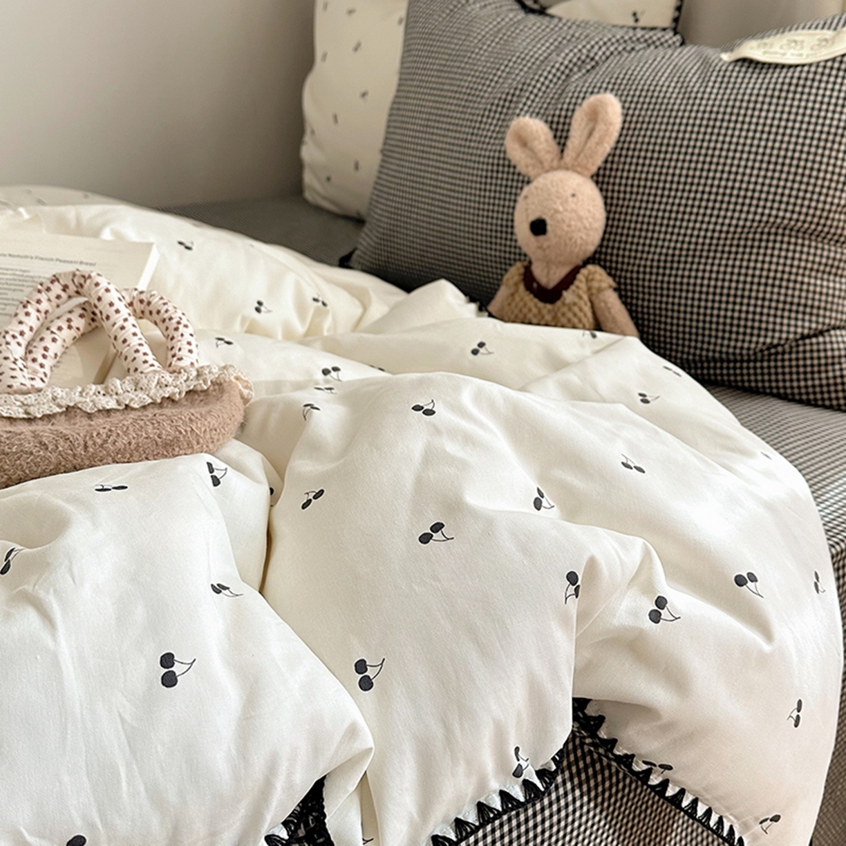 91家纺网 家纺一手货源 找家纺 桃子家居 2026新款小清新A类全棉纯棉水洗棉色织混搭四件套甜心樱桃 棉三角针-甜心樱桃黑格