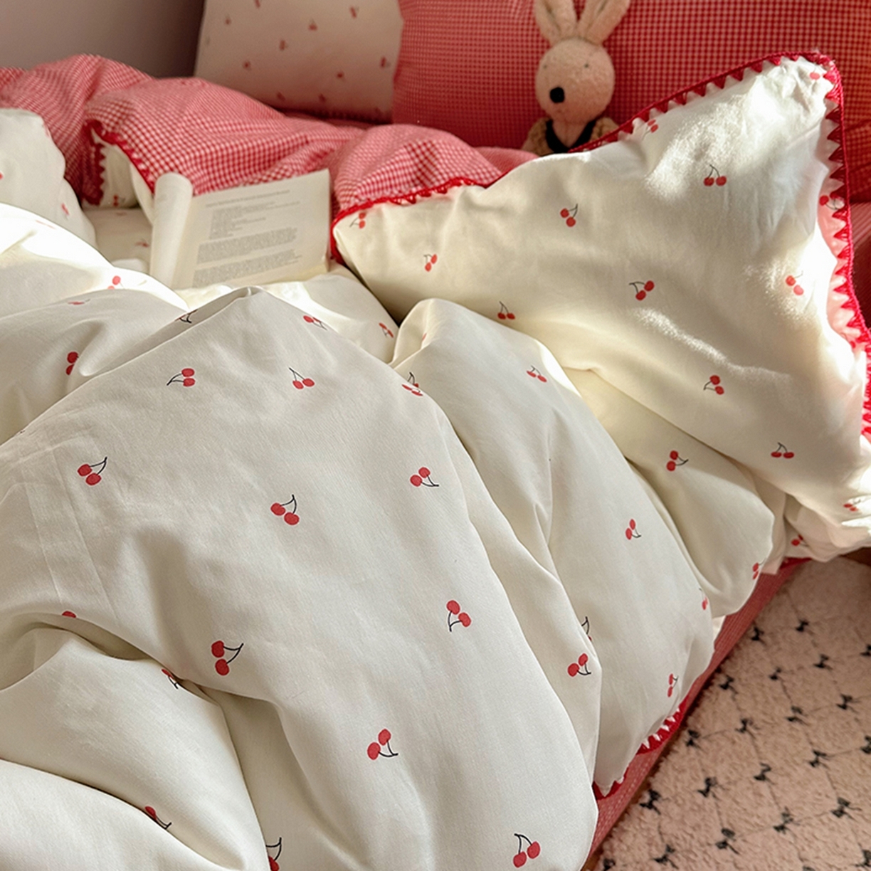 91家纺网 家纺一手货源 找家纺 桃子家居 2026新款小清新A类全棉纯棉水洗棉色织混搭四件套甜心樱桃 棉三角针-甜心樱桃红