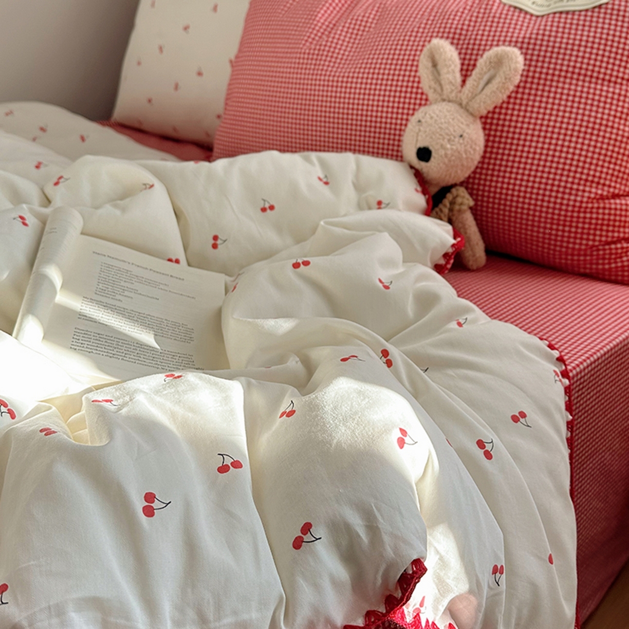 91家纺网 家纺一手货源 找家纺 桃子家居 2026新款小清新A类全棉纯棉水洗棉色织混搭四件套甜心樱桃 棉三角针-甜心樱桃红