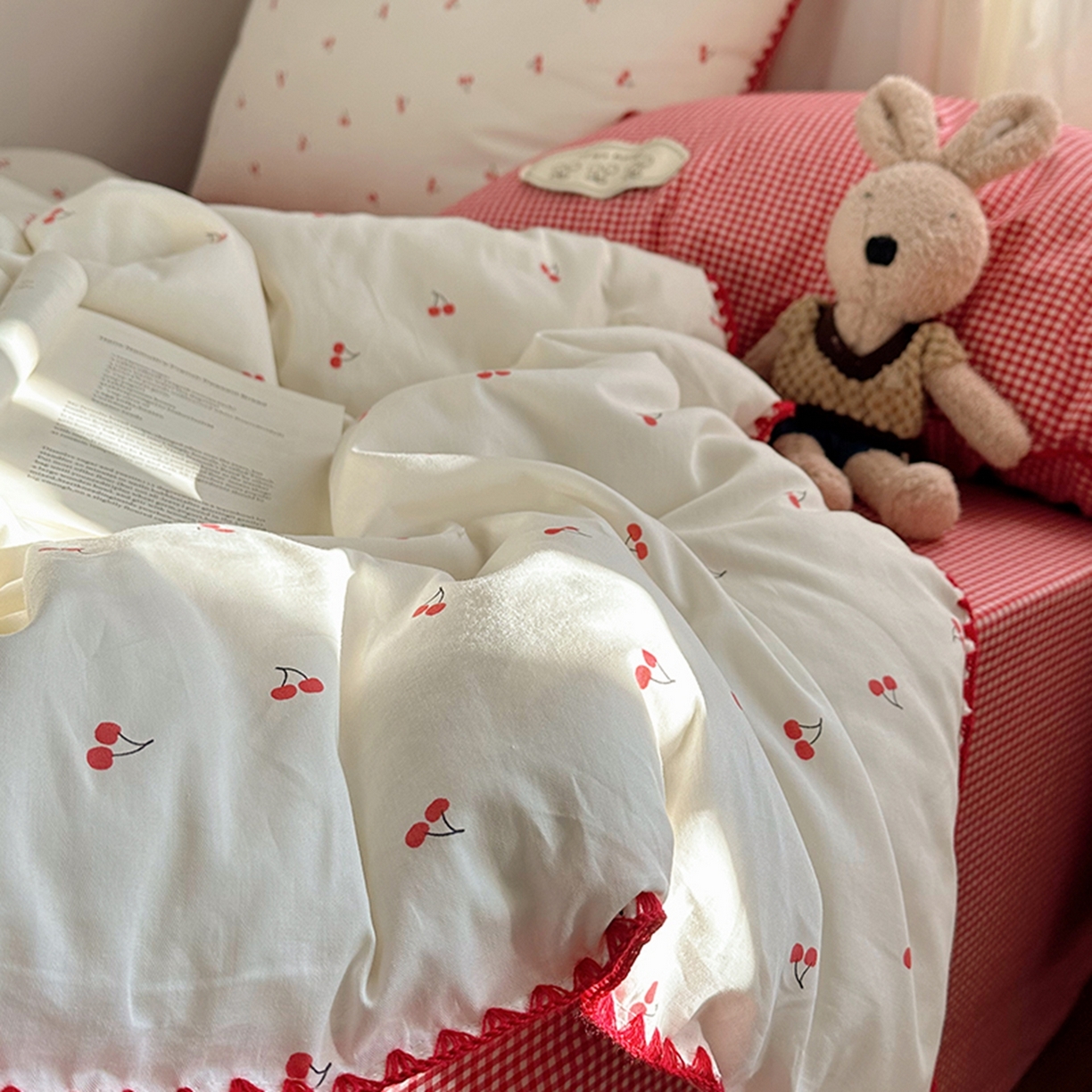 91家纺网 家纺一手货源 找家纺 桃子家居 2026新款小清新A类全棉纯棉水洗棉色织混搭四件套甜心樱桃 棉三角针-甜心樱桃红