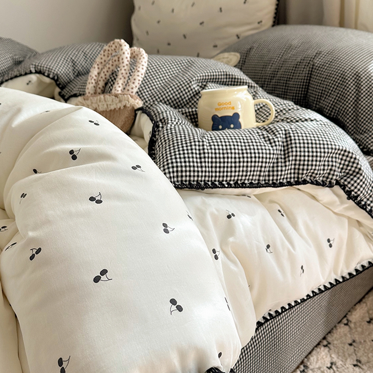 91家纺网 家纺一手货源 找家纺 桃子家居 2026新款小清新A类全棉纯棉水洗棉色织混搭四件套甜心樱桃 棉三角针-甜心樱桃黑格