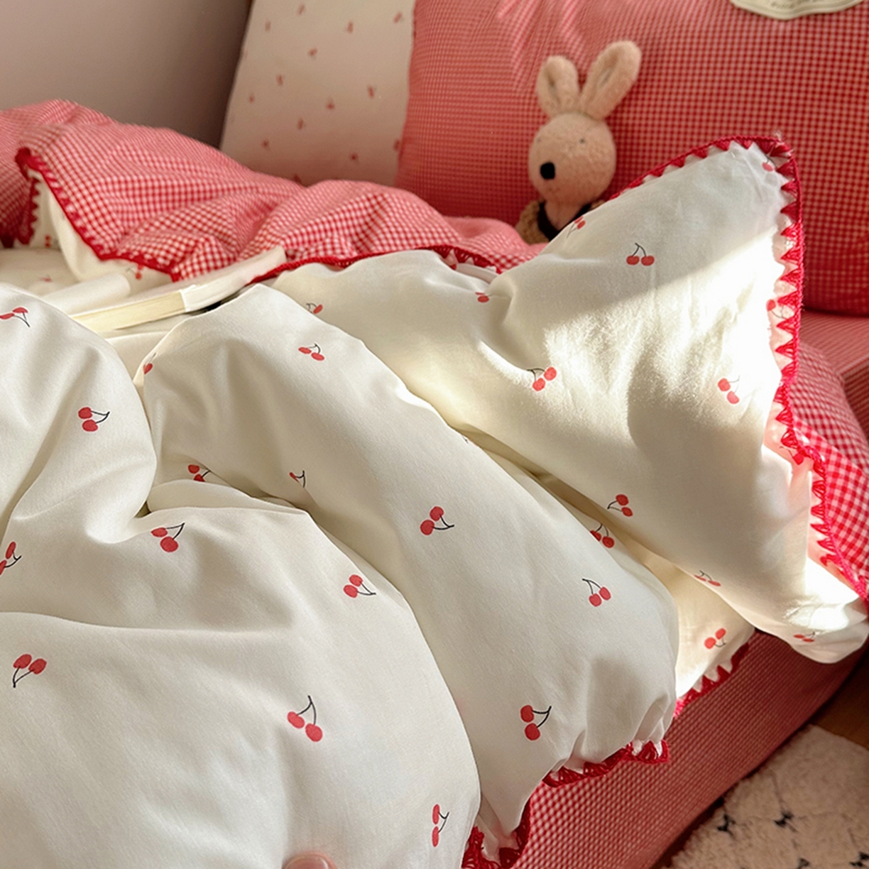 91家纺网 家纺一手货源 找家纺 桃子家居 2026新款小清新A类全棉纯棉水洗棉色织混搭四件套甜心樱桃 棉三角针-甜心樱桃红