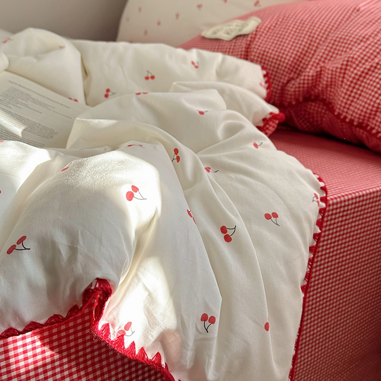 91家纺网 家纺一手货源 找家纺 桃子家居 2026新款小清新A类全棉纯棉水洗棉色织混搭四件套甜心樱桃 棉三角针-甜心樱桃红