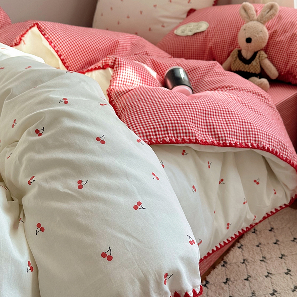 91家纺网 家纺一手货源 找家纺 桃子家居 2026新款小清新A类全棉纯棉水洗棉色织混搭四件套甜心樱桃 棉三角针-甜心樱桃红