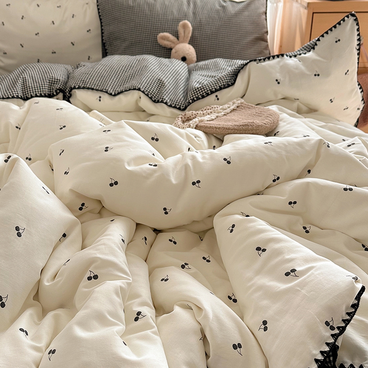 91家纺网 家纺一手货源 找家纺 桃子家居 2026新款小清新A类全棉纯棉水洗棉色织混搭四件套甜心樱桃 棉三角针-甜心樱桃黑格