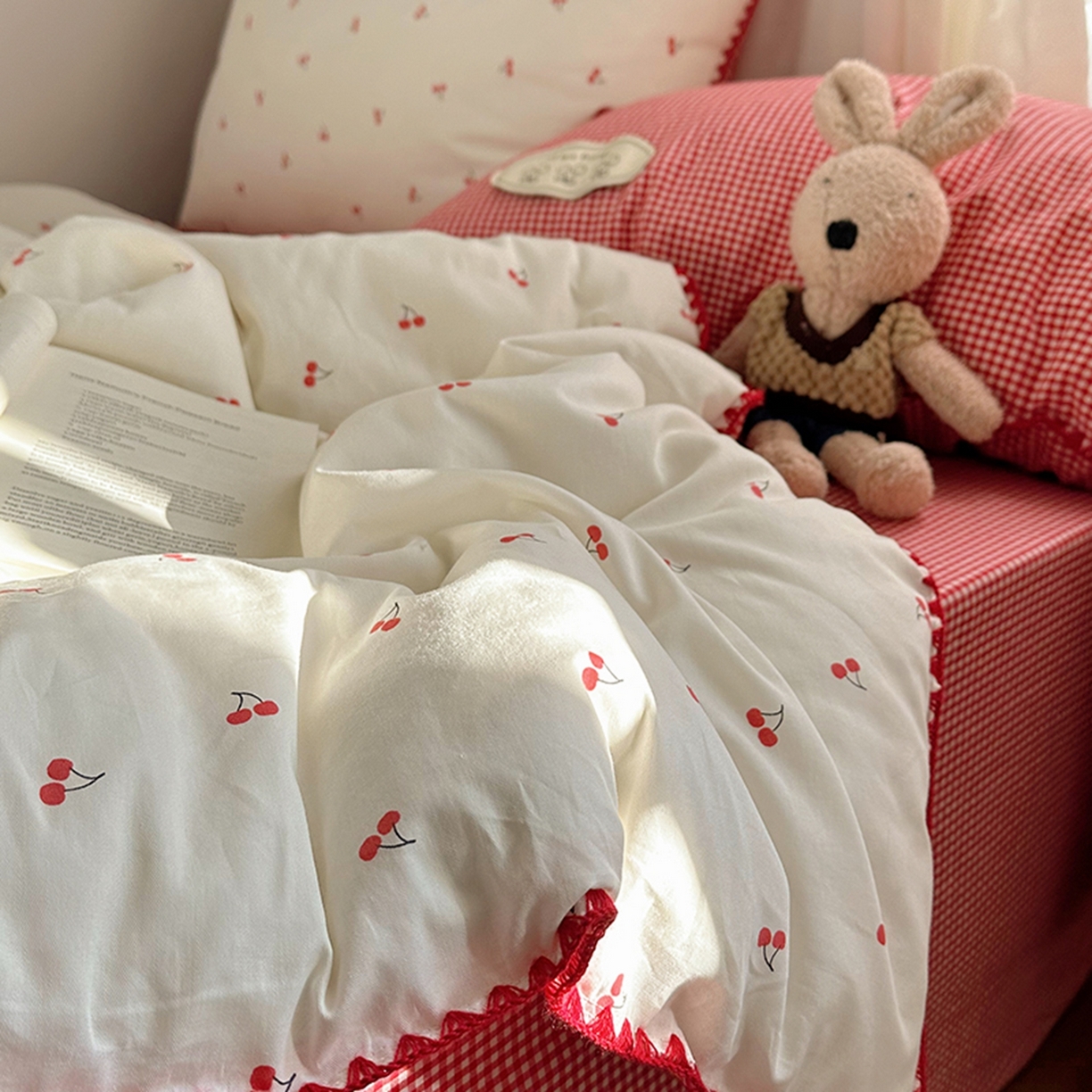 91家纺网 家纺一手货源 找家纺 桃子家居 2026新款小清新A类全棉纯棉水洗棉色织混搭四件套甜心樱桃 棉三角针-甜心樱桃红