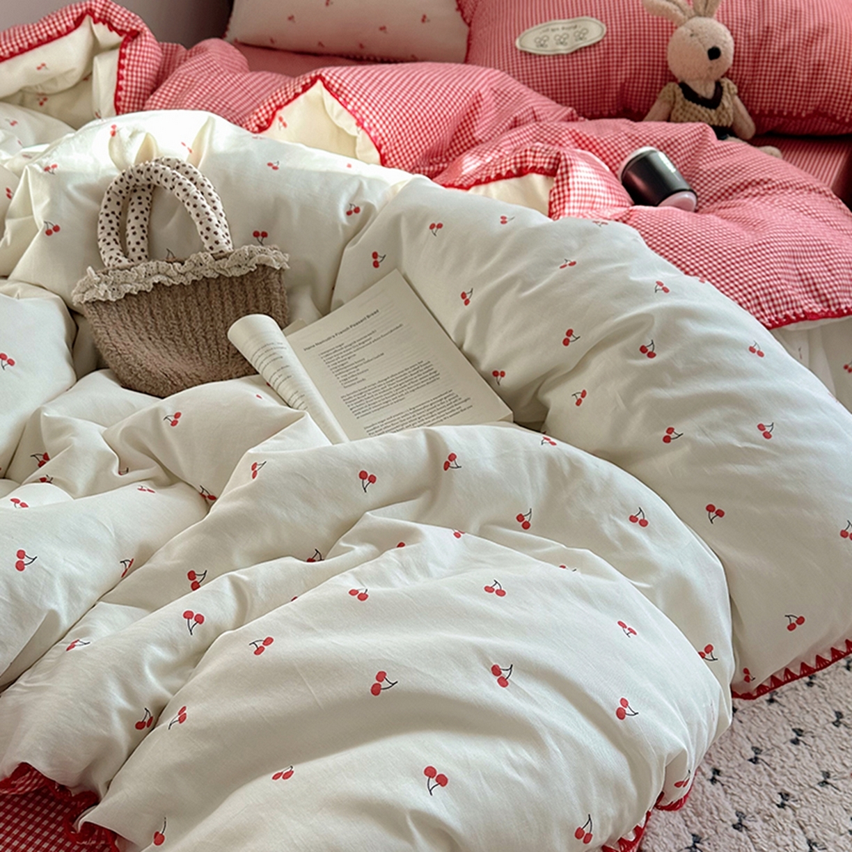 91家纺网 家纺一手货源 找家纺 桃子家居 2026新款小清新A类全棉纯棉水洗棉色织混搭四件套甜心樱桃 棉三角针-甜心樱桃红