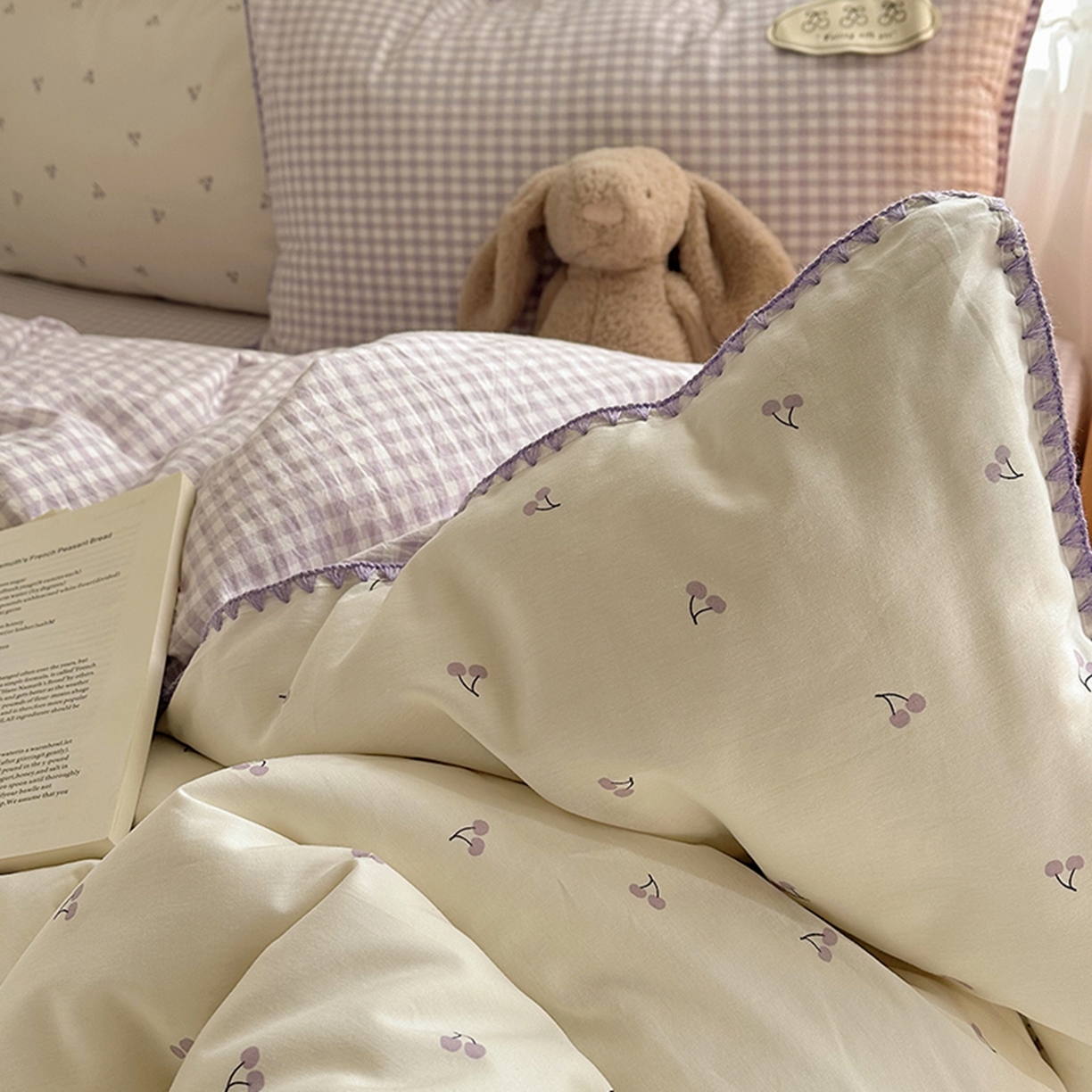 91家纺网 家纺一手货源 找家纺 桃子家居 2026新款小清新A类全棉纯棉水洗棉色织混搭四件套甜心樱桃 棉三角针-甜心樱桃紫