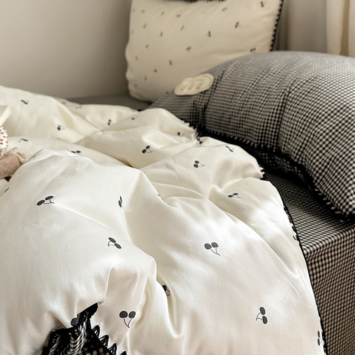 91家纺网 家纺一手货源 找家纺 桃子家居 2026新款小清新A类全棉纯棉水洗棉色织混搭四件套甜心樱桃 棉三角针-甜心樱桃黑格