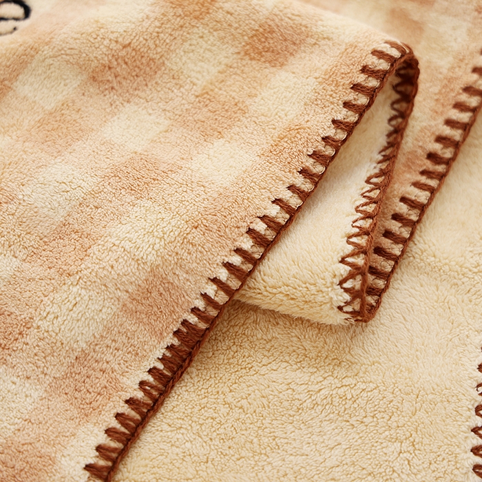 91家纺网 家纺一手货源 找家纺 朴尔家纺-毛巾被 2026新款毛巾绣勾边小格快乐鸭AB版珊瑚绒速吸速干毛巾 格子快乐鸭 格子快乐鸭-咖毛巾35x75cm毛巾