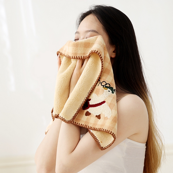 91家纺网 家纺一手货源 找家纺 朴尔家纺-毛巾被 2026新款毛巾绣勾边小格快乐鸭AB版珊瑚绒速吸速干毛巾 格子快乐鸭 格子快乐鸭-咖毛巾35x75cm毛巾