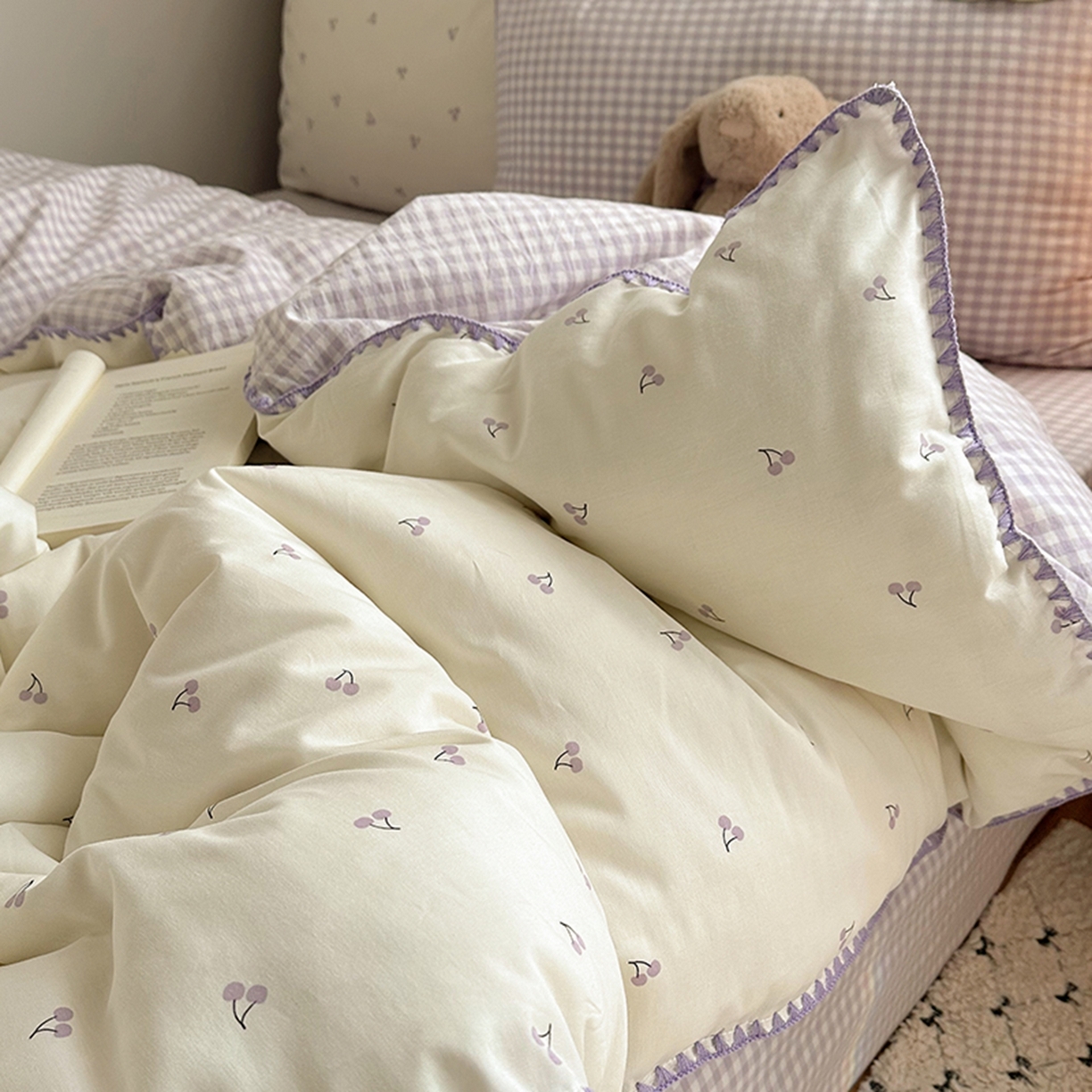 91家纺网 家纺一手货源 找家纺 桃子家居 2026新款小清新A类全棉纯棉水洗棉色织混搭四件套甜心樱桃 棉三角针-甜心樱桃紫