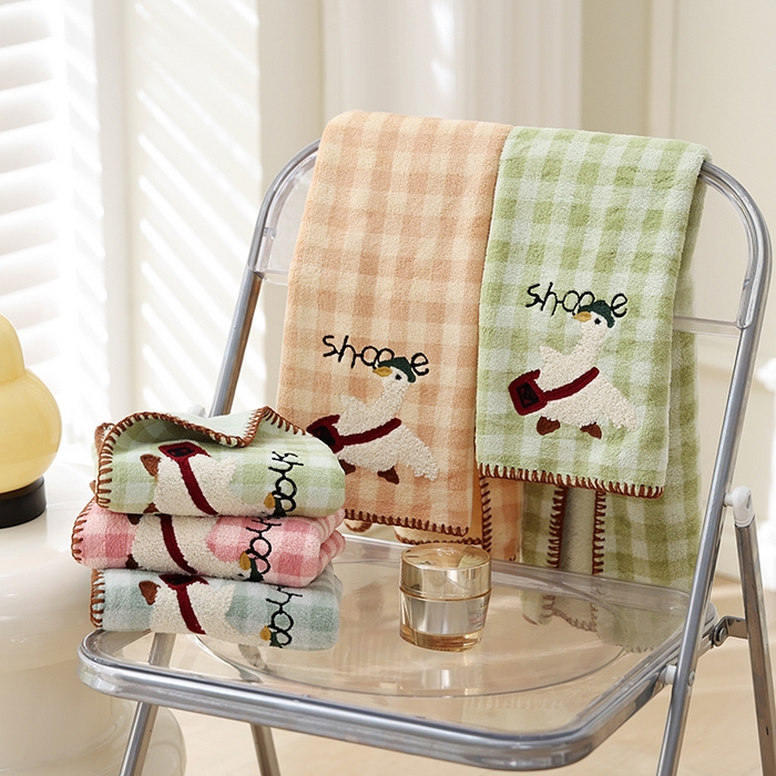 91家纺网 家纺一手货源 找家纺 朴尔家纺-毛巾被 2026新款毛巾绣勾边小格快乐鸭AB版珊瑚绒速吸速干毛巾 格子快乐鸭 组合图仅供展示不可下单
