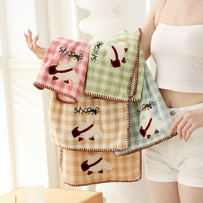 91家纺网 家纺一手货源 找家纺 朴尔家纺-毛巾被 2026新款毛巾绣勾边小格快乐鸭AB版珊瑚绒速吸速干毛巾 格子快乐鸭 组合图仅供展示不可下单