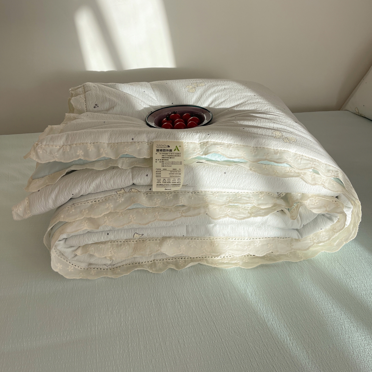 91家纺网 家纺一手货源 找家纺 宝士康家纺 2026新款10A抗菌提花色织花边单夏被/夏被四件套/空调被 波点结心