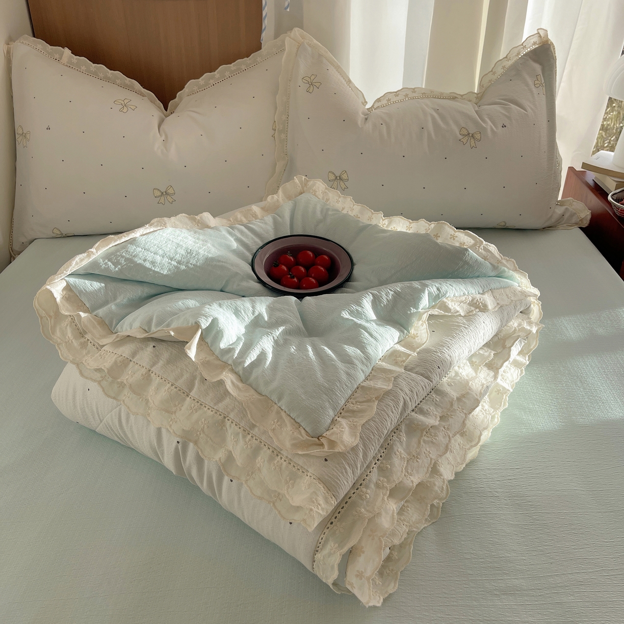 91家纺网 家纺一手货源 找家纺 宝士康家纺 2026新款10A抗菌提花色织花边单夏被/夏被四件套/空调被 波点结心